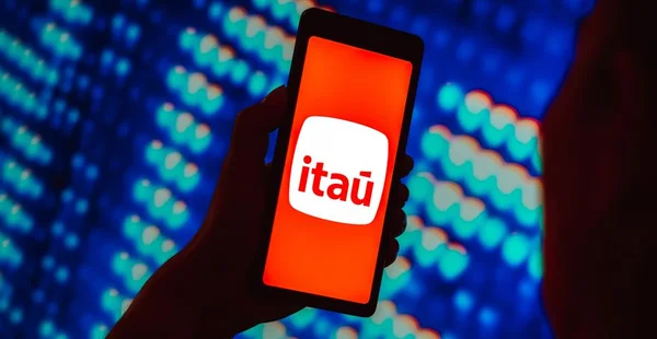 Nesta ilustração fotográfica, o logotipo do Banco Itaú é exibido na tela de um smartphone.