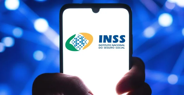 Ilustração fotográfica do logotipo do INSS é exibida na tela de um smartphone