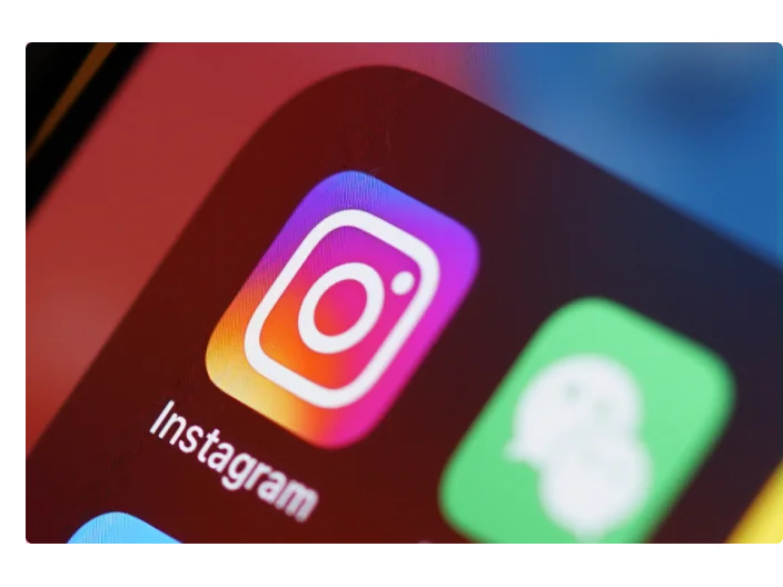 Celular com foco no logo do aplicativo do instagram