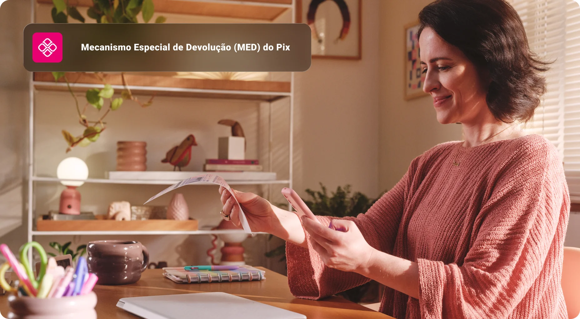 Mulher em casa pagando contas com pix