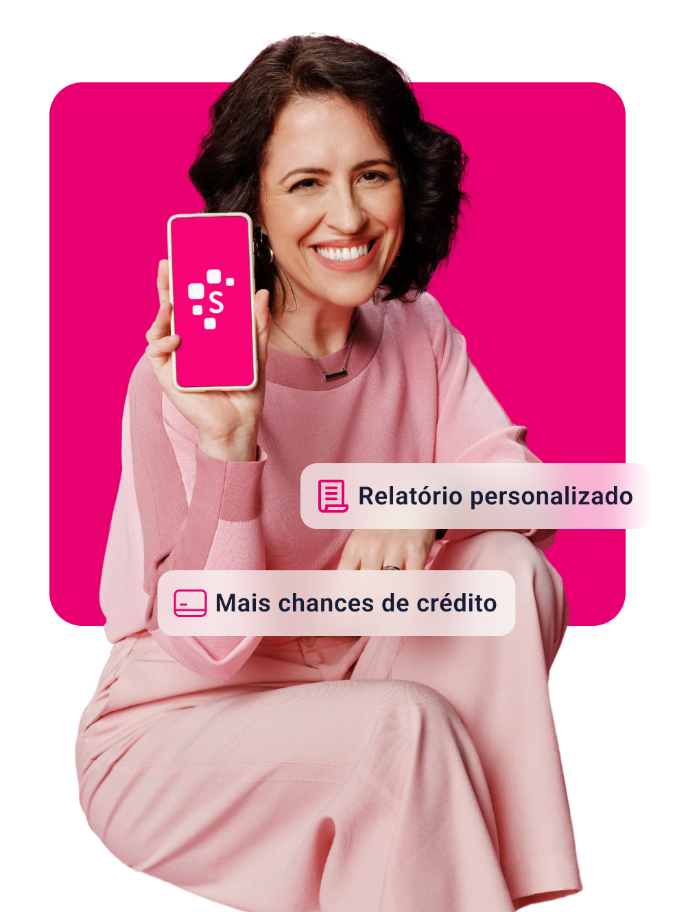 Pessoa sorridente segurando smartphone com informações do Diagnóstico Serasa na imagem.