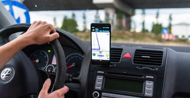 Dirigir e usar o aplicativo waze maps no smartphone no painel do carro