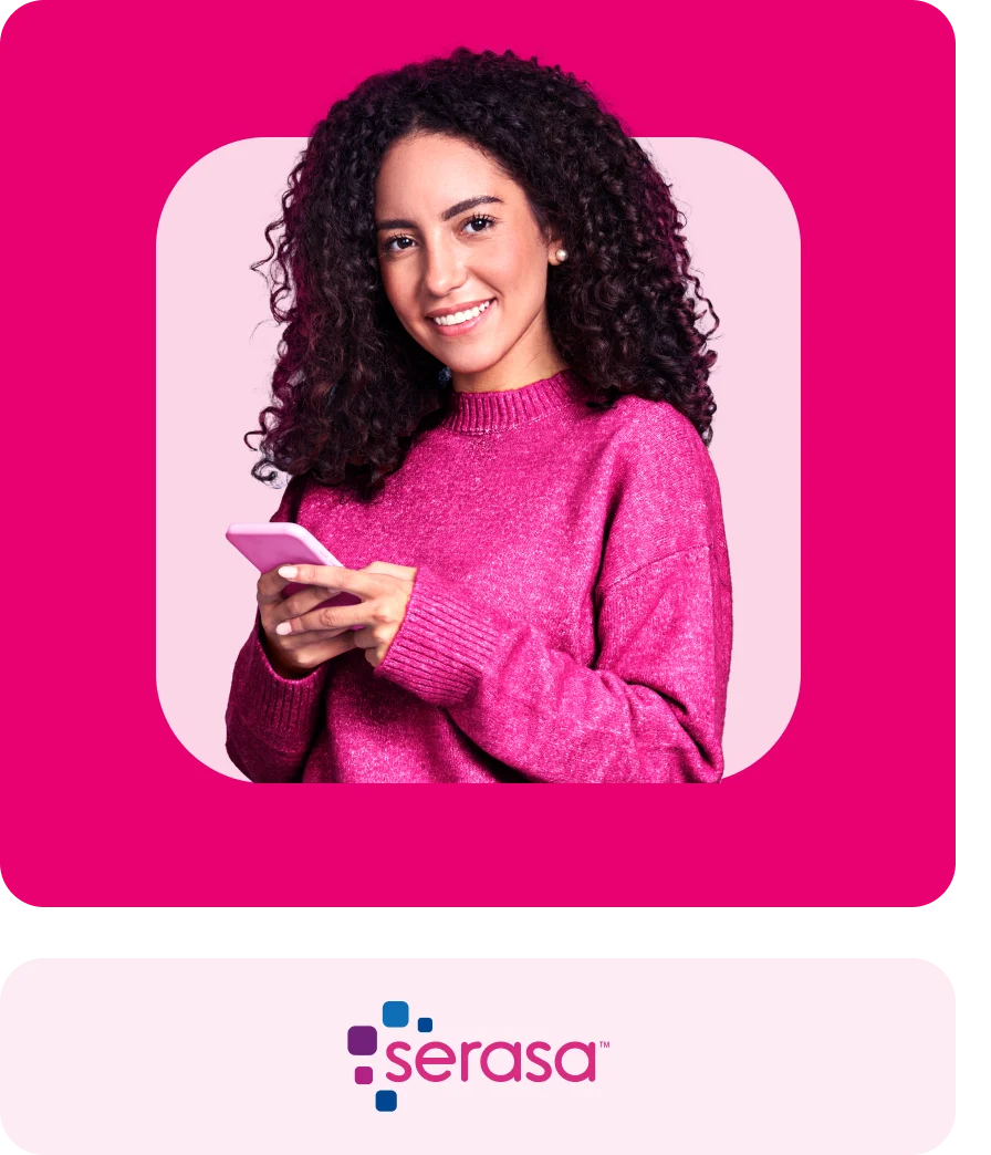 Mulher com blusa rosa segurando celular