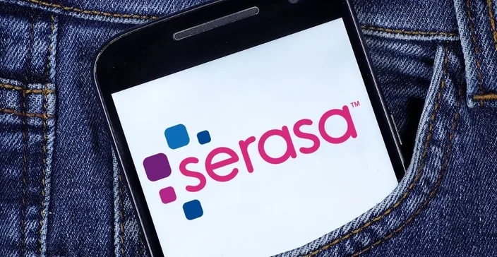 Logotipo da Serasa na tela do smartphone. Serasa é uma marca brasileira de análise e informação para decisões de crédito e suporte empresarial.