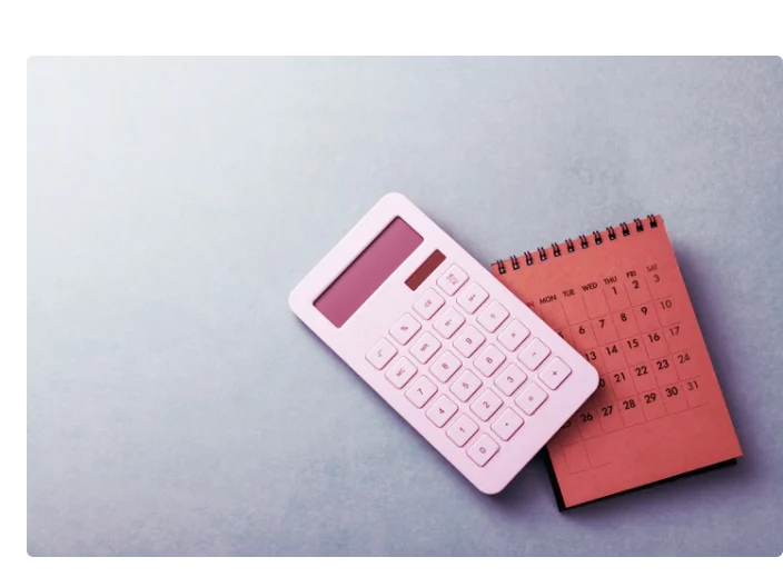 Imagem de calculadora ao lado de um calendário para ilustrar artigo sobre inflação de aluguel de IGP-M acumulado