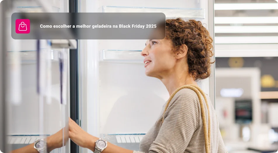 Cliente verificando o espaço de armazenamento em uma geladeira