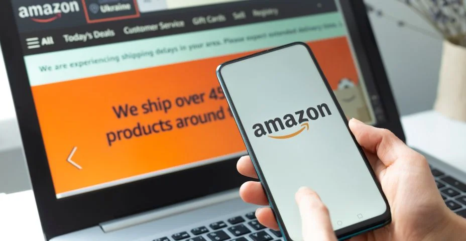 Comprar produtos na loja online da Amazon usando um smartphone e laptop