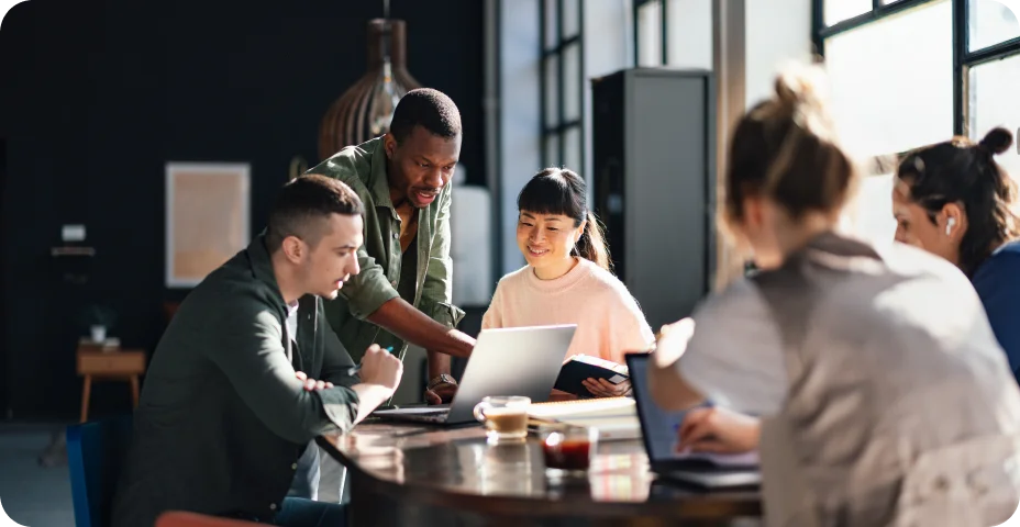 Equipe diversificada trabalhando em conjunto no espaço de coworking moderno