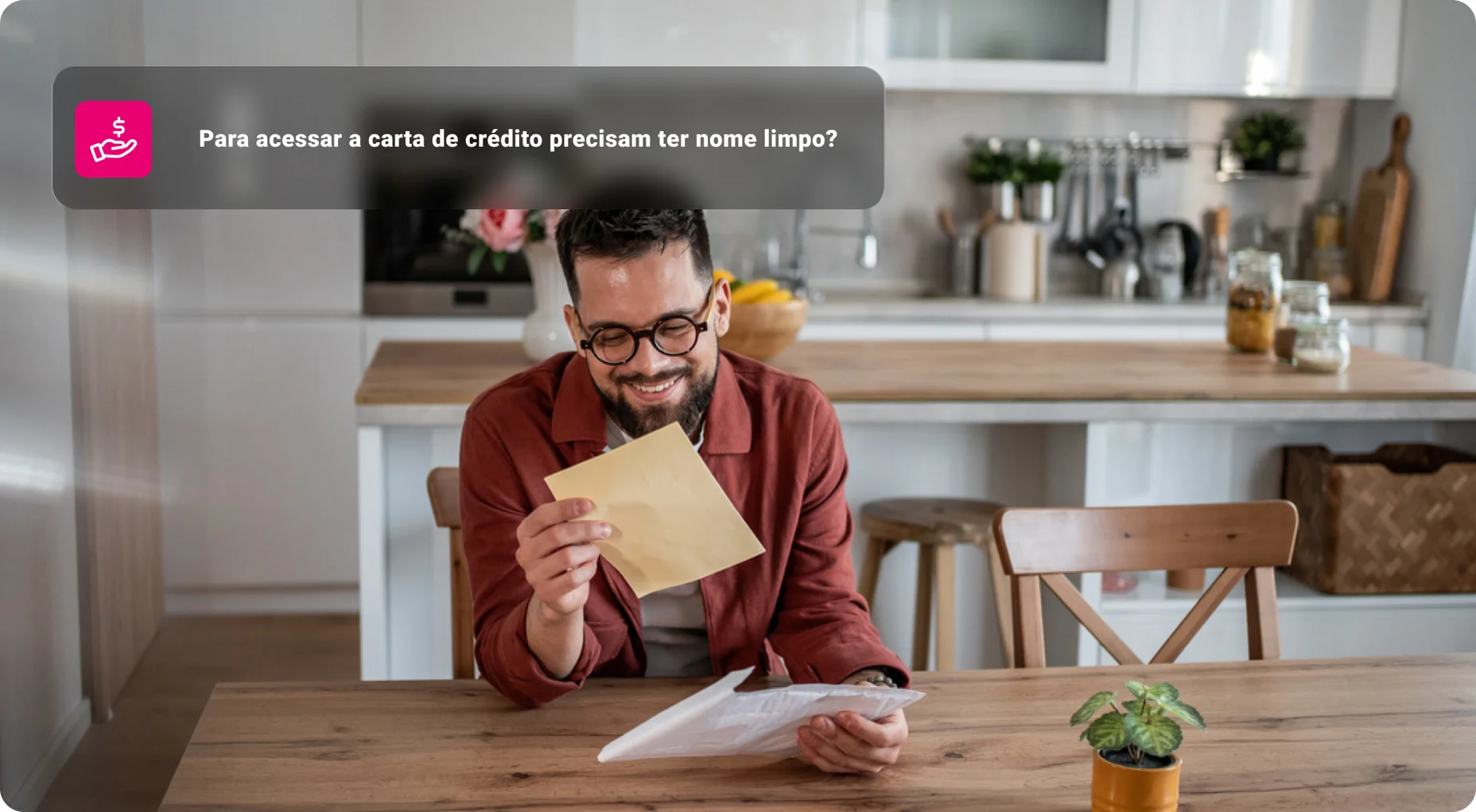 Homem feliz lendo e-mail, recebendo boas notícias em casa