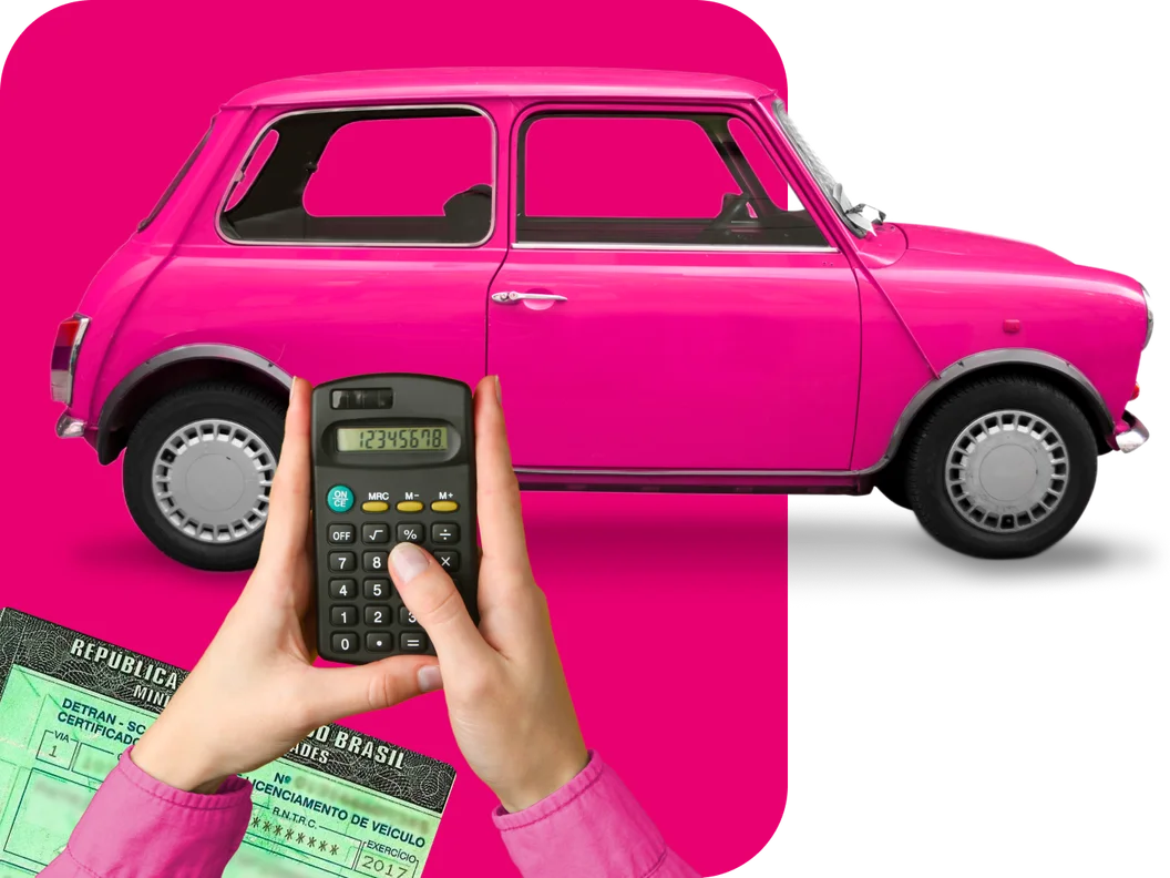 Carro rosa ao fundo e uma mão segurando uma calculadora, calculando IPVA
