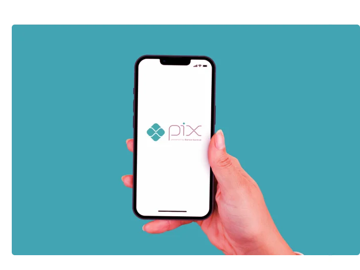 Celular aberto com logo do Pix