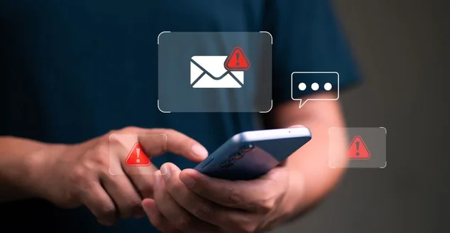 Conceito de e-mail de spam e vírus, homem usando smartphone com ícone de e-mail de spam, golpista, malware, vírus.