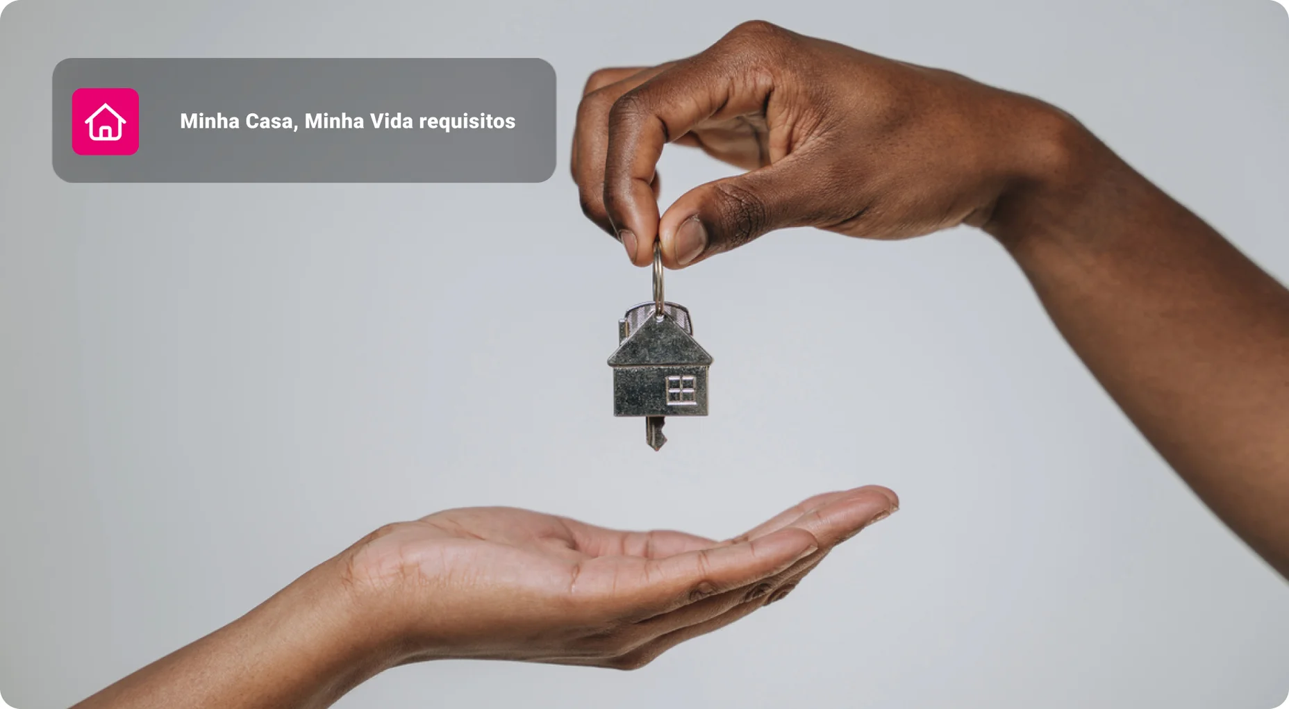 O agente imobiliário discutiu os termos do contrato de compra do imóvel e pediu ao cliente que assinasse o documento para formalizar o contrato legalmente.