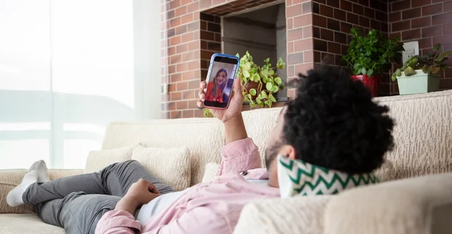 Jovem afro-americano fazendo psicoterapia online em casa