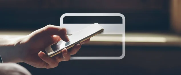 Homem com o seu celular para verificar seu cartão de crédito virtual