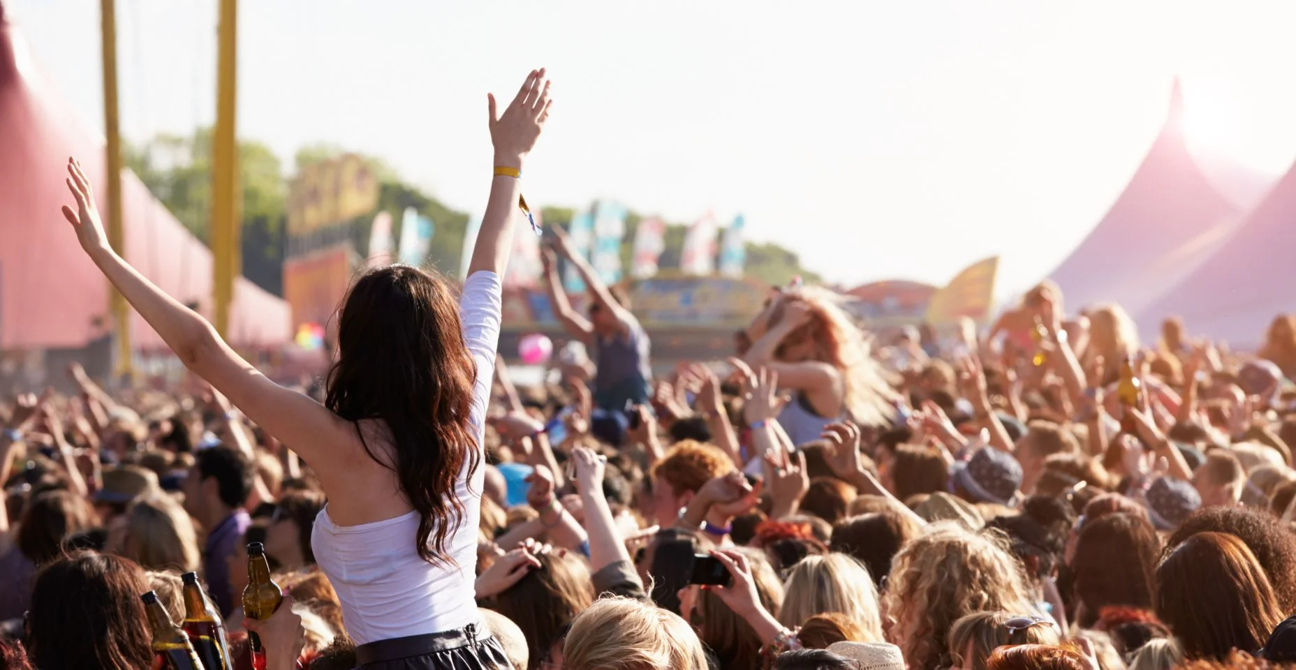Pessoas com seus braços no ar no festival de música