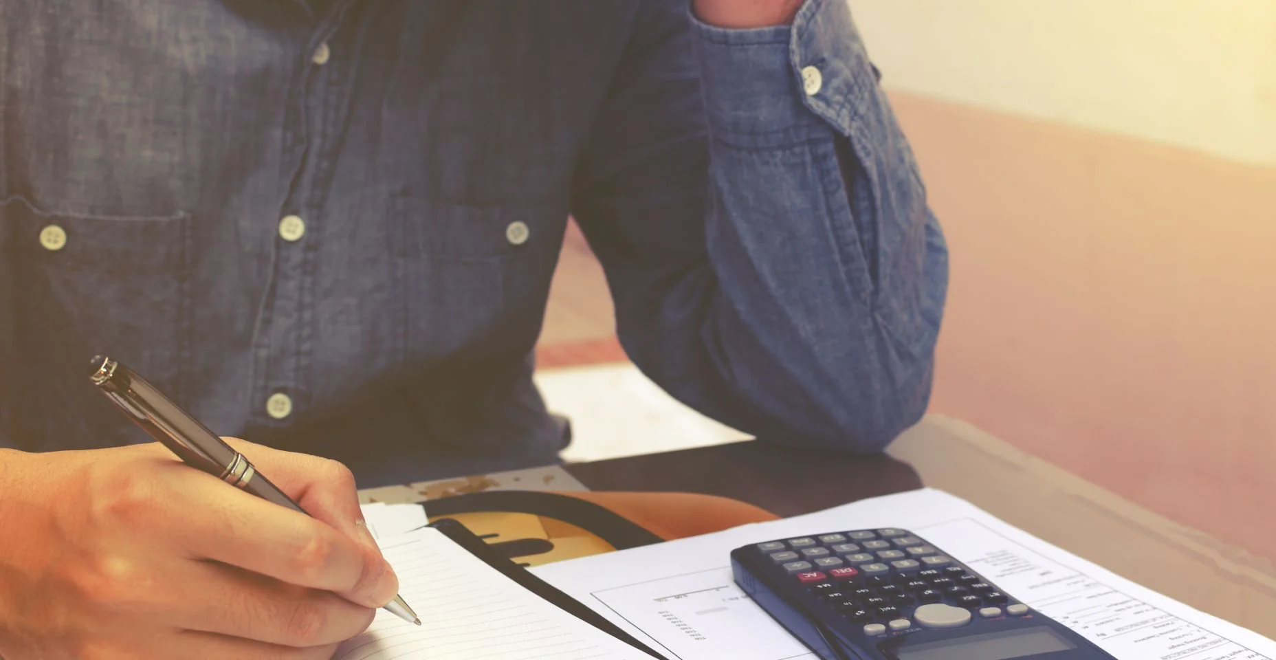 Homem contando usando calculadora e estresse em problema com despesas