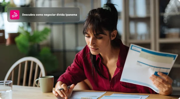 Mulher que controla as finanças domésticas, calculando contas e pagamentos