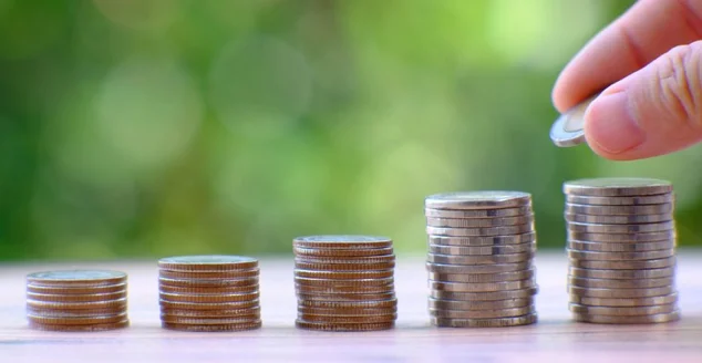 Economizar dinheiro com o empilhamento de fundo de moeda e conceito de crescimento de negócios, finanças e conceito de investimento