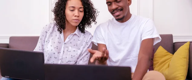 casal procurando saber como investir