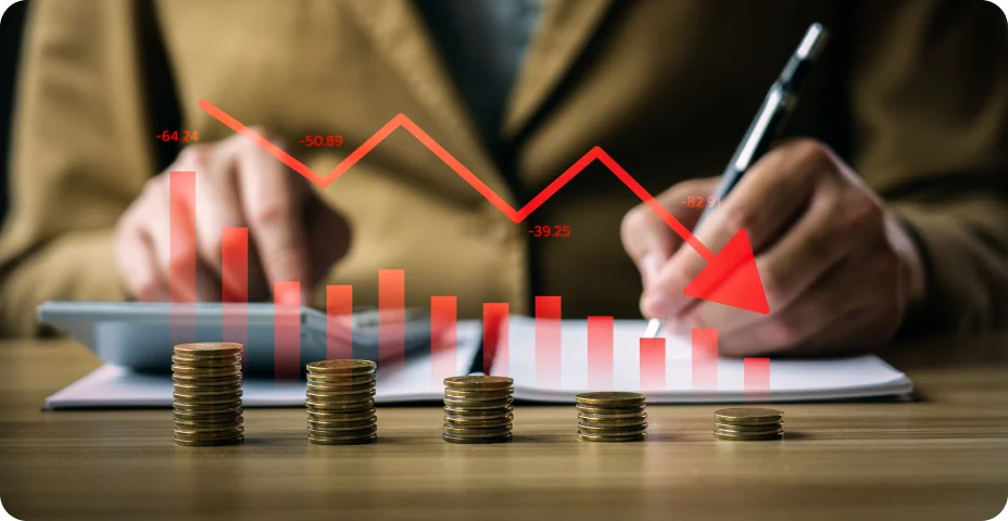 Conceito de crise econômica, empresário com gráfico financeiro em queda devido à recessão global. Queda do mercado de ações, inflação, crise financeira, queda da renda no PIB, redução de capital