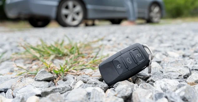 Chaves de carro perdidas no chão, chaves de carro caídas no chão ou caídas deitadas na frente de casa da rua. Caminhando longe da chave do carro perdido, não pode transportar, expressar, tempo de rush, tempo perdido, emergência