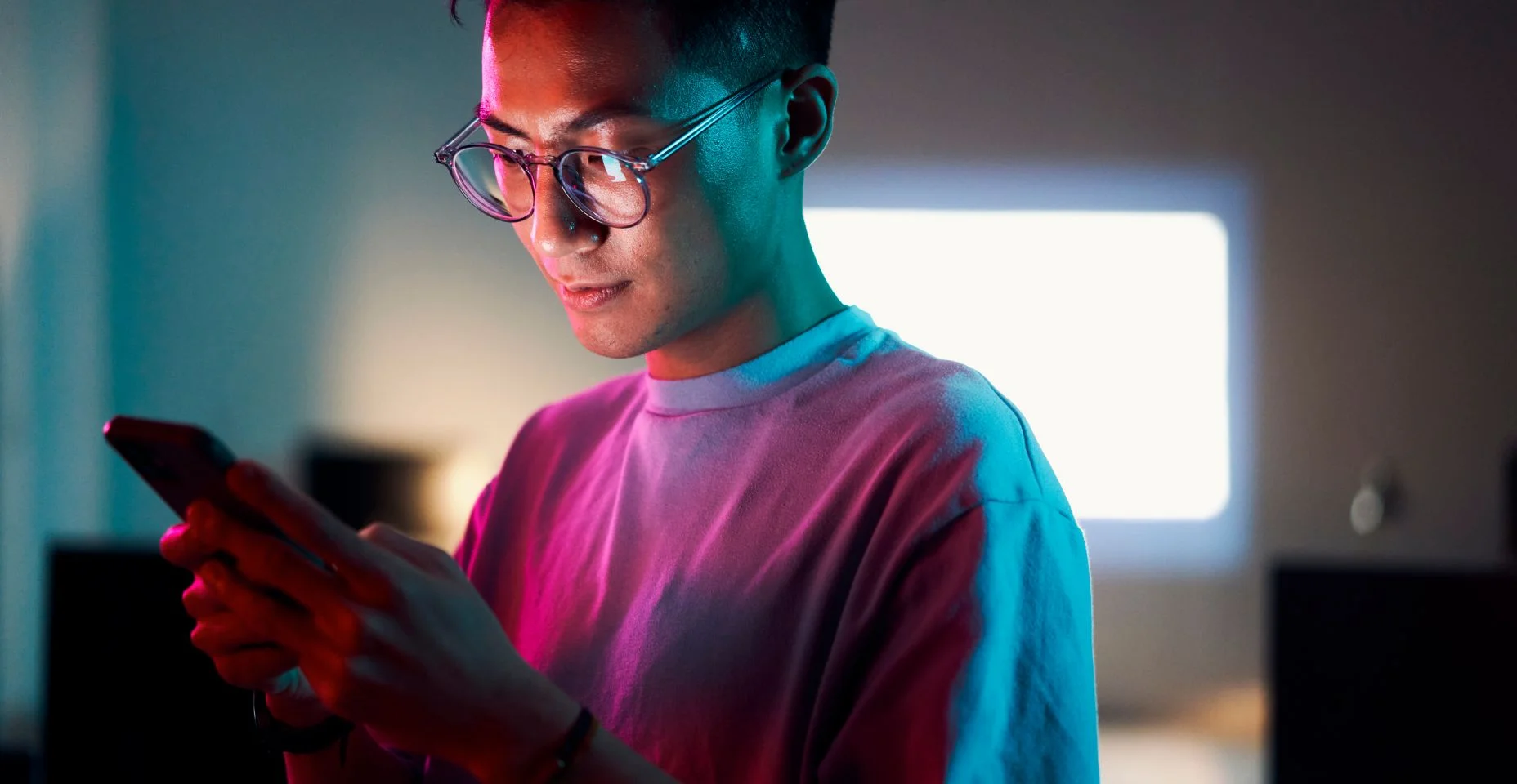 Mulher suspeita verificando conteúdo do laptop na noite como o logo de desenrola Brasil