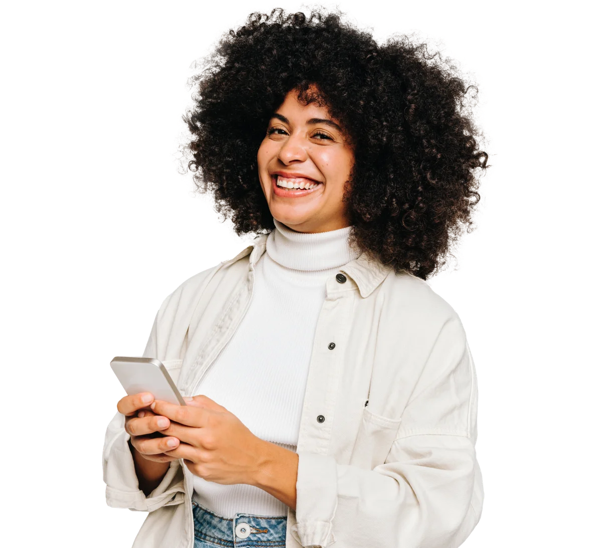 Mulher Feliz segurando celular com imagem do Feirão Serasa Limpa Nome