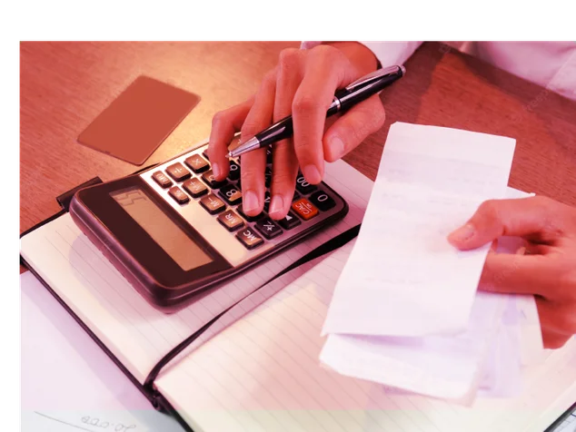 rapaz usando calculadora com caneta na mão e papel em outra