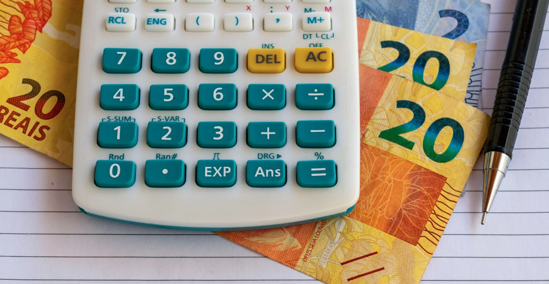 Calculadora, contas de dinheiro brasileiras na folha de papel