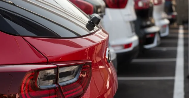 Para trás do carro vermelho do Sportage de Kia