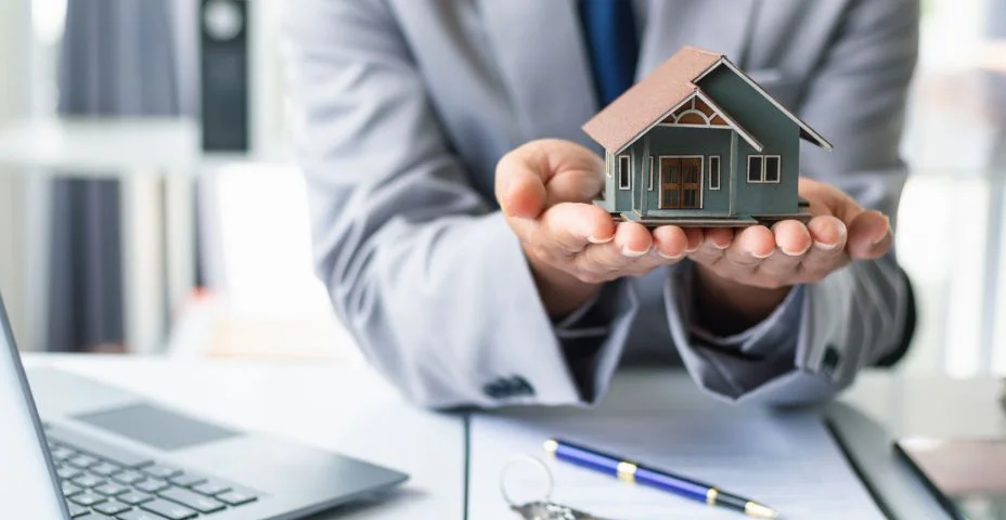 Corretores imobiliários oferecem casas de amostra para os clientes escolherem e recomendam promoções de seguros patrimoniais para ajudar a proteger seus imóveis. Conceito de oferta de seguros imobiliários e residenciais