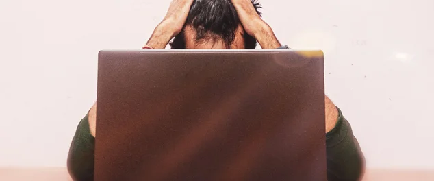 pessoa com virus no computador