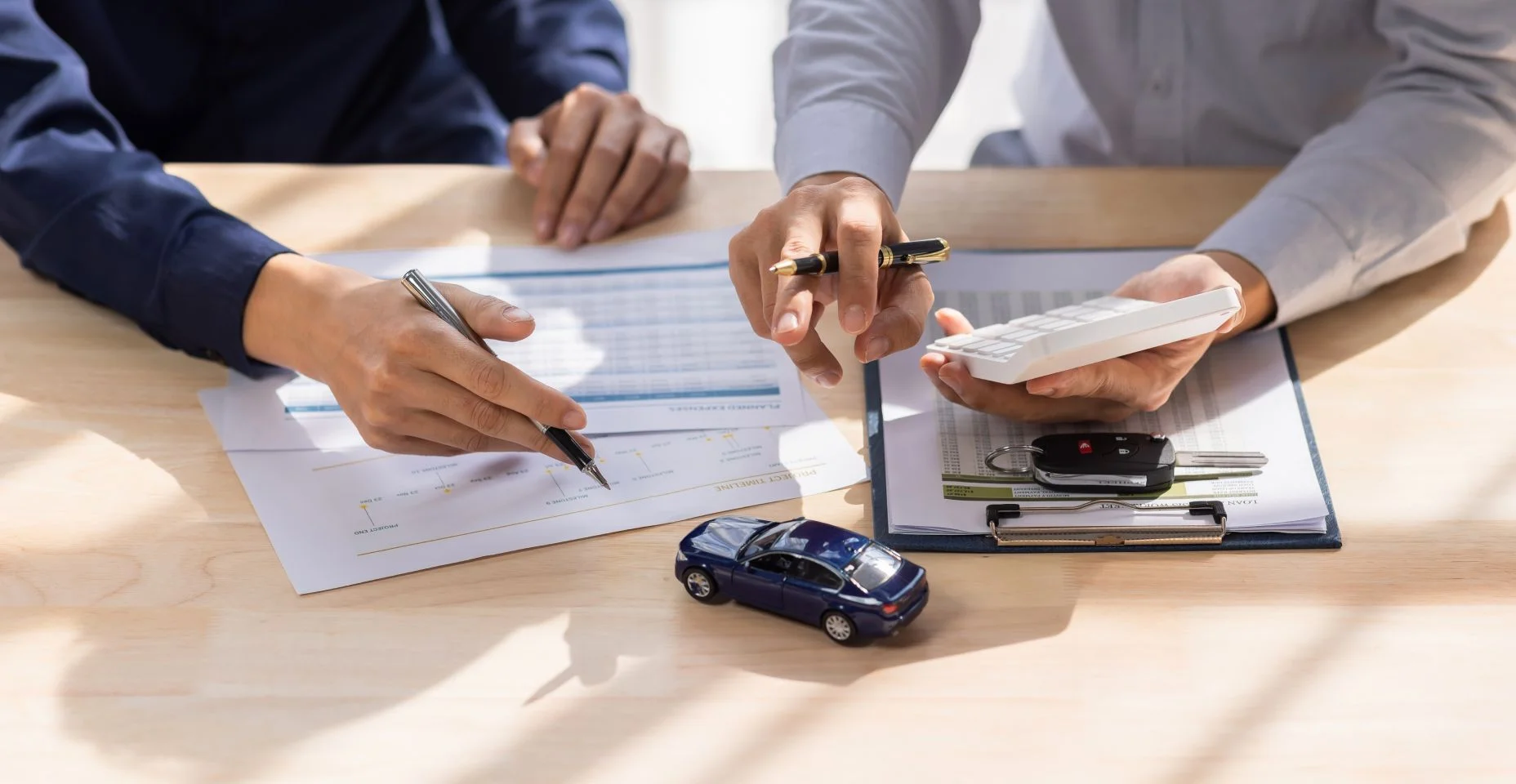 Vendedor do revendedor dando a chave do carro ao proprietário. cliente assinando documento de seguro ou contrato de contrato de contrato de locação de carro alugado Conceito de seguro de carro