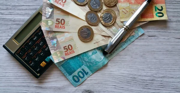 Dinheiro do Brasil. Notas de Real, moeda brasileira. Calculator.Concept de economia