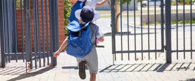 Crianças correndo para fora da escola