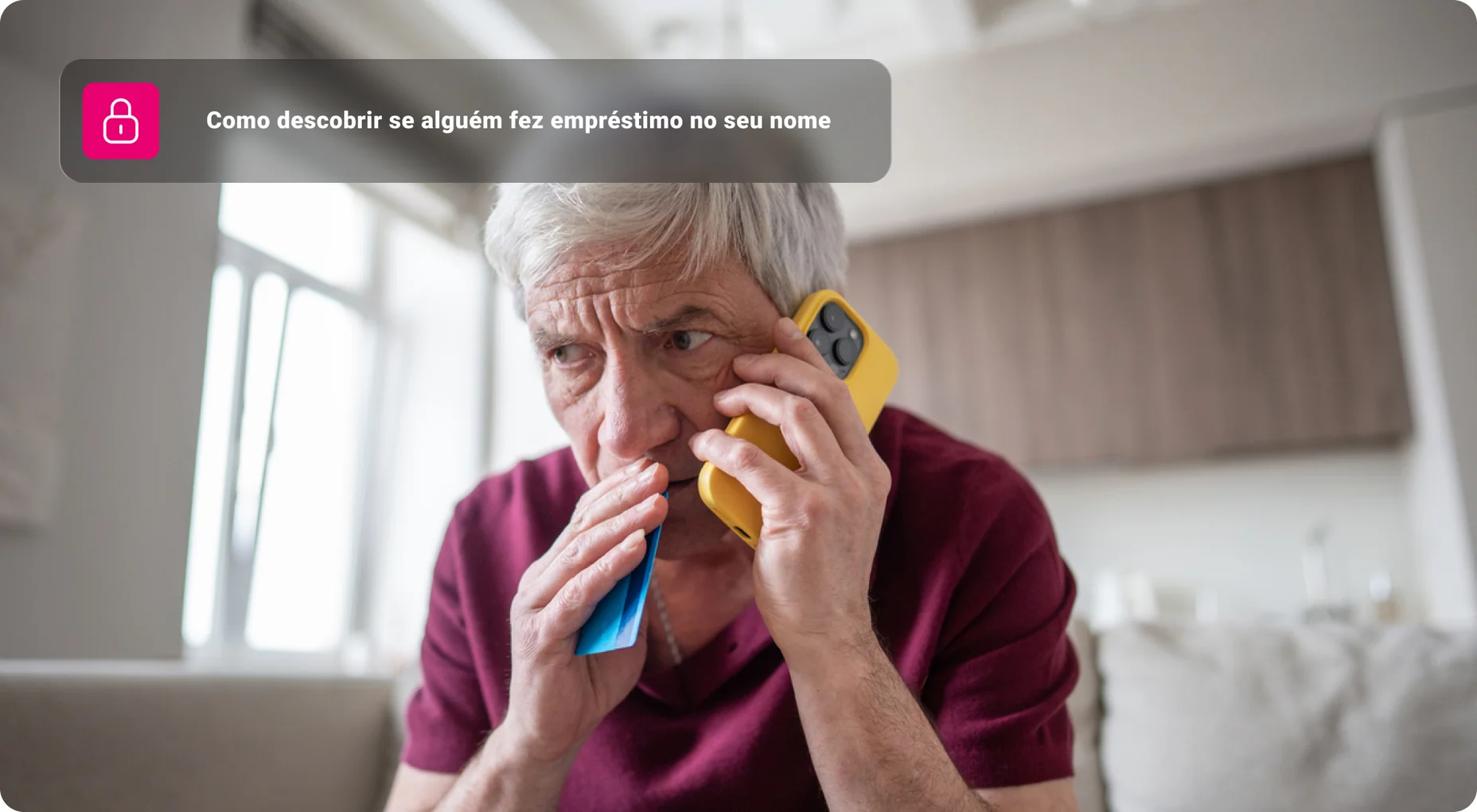 O agente imobiliário discutiu os termos do contrato de compra do imóvel e pediu ao cliente que assinasse o documento para formalizar o contrato legalmente.