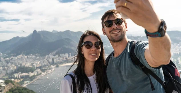 Pares do turista que tomam um selfie em Rio de janeiro usando um telefone