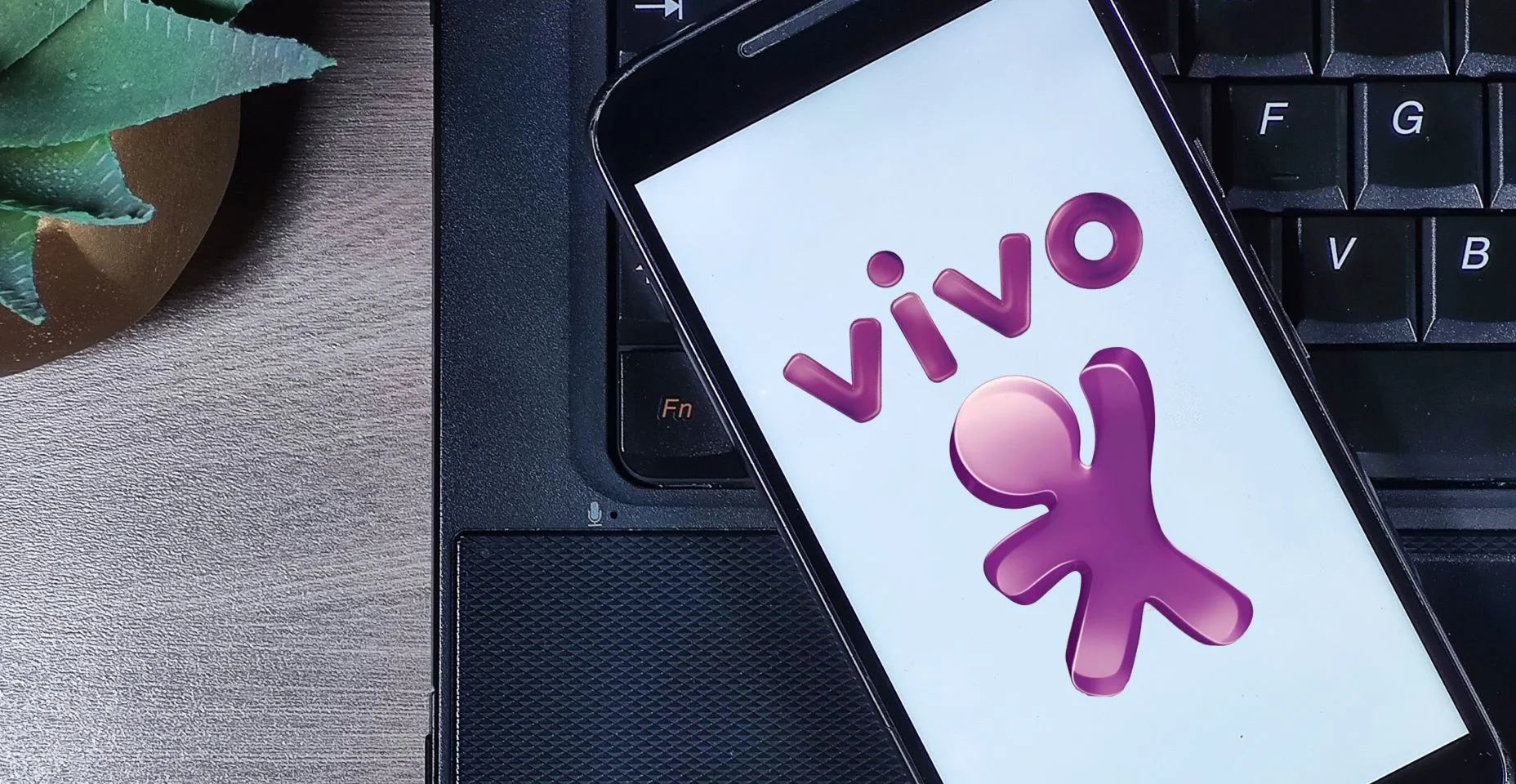 Logotipo da operadora Vivo na tela do smartphone. Vivo é marca registrada da Telefônica Brasil e concessionária de telefonia fixa.