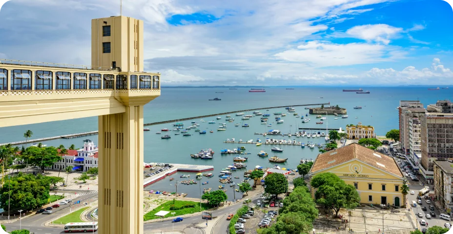 Elevador Lacerda responsável pelo transporte de pedestres entre a Cidade Alta e a Cidade Baixa em Salvador na Bahia com o Mercado Modelo e a Baía de Todos os Santos ao fundo