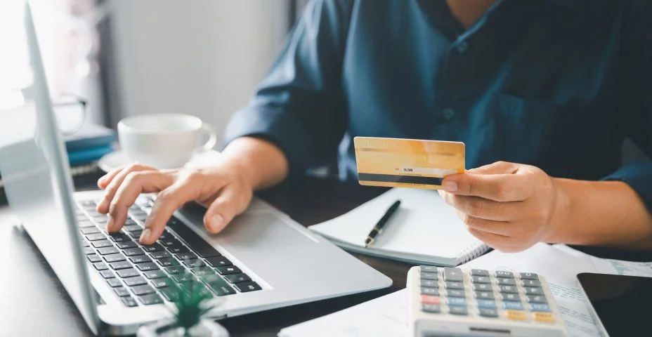 Mãos da mulher de usar o aplicativo virtual on-line no telefone celular. Cara millennial conversando no smartphone, usando serviços bancários, lendo mensagens de texto, digitando, fazendo compras, fazendo chamadas, navegando na internet.