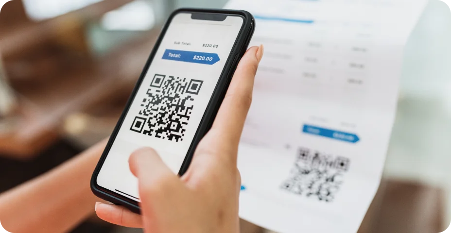 Nova forma de pagamento de contas e boletos no Brasil. Mulher segurando celular com aplicativo Pix com QR-Code, close-up da tela.