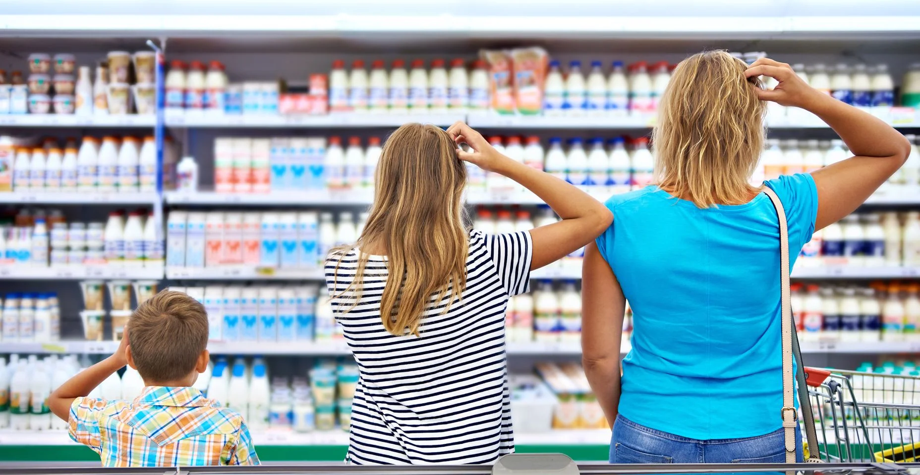 Família escolhe produtos lácteos na loja -