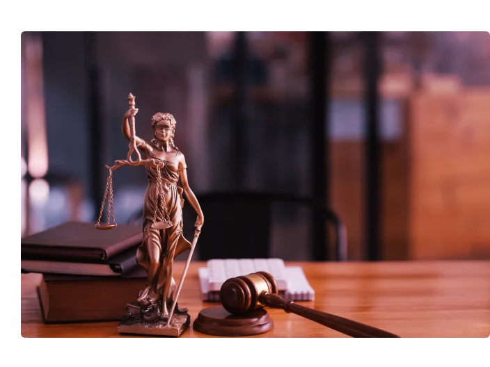 Estátua de justiça feminina na mesa de um juiz ou advogado.