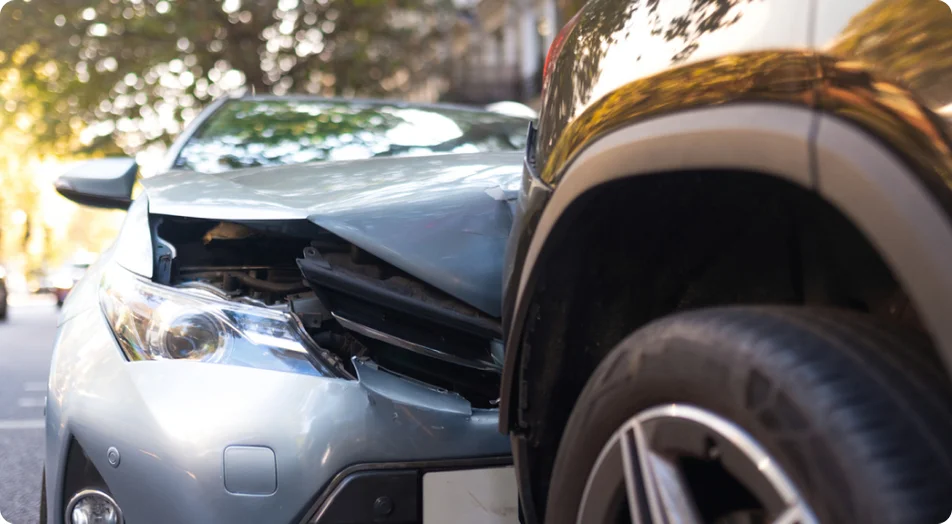 Dois veículos danificados em acidente de carro após colisão na rua da cidade. Conceito de segurança rodoviária e seguro