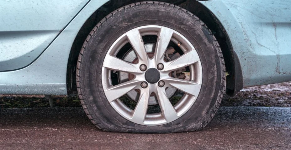 Deflacionados danos pneumático para azul roda de carro