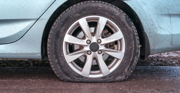 Deflacionados danos pneumático para azul roda de carro