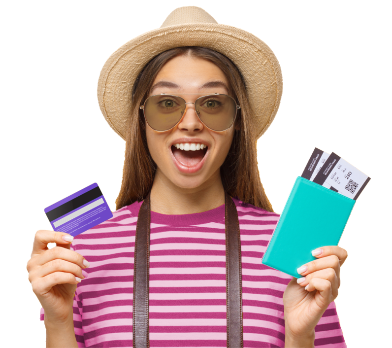 mulher com chapéu, óculos  segurando cartão de crédito e bilhete de viagem.