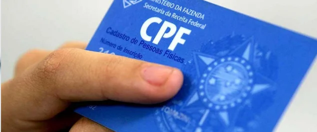 mão segurando um cartão CPF