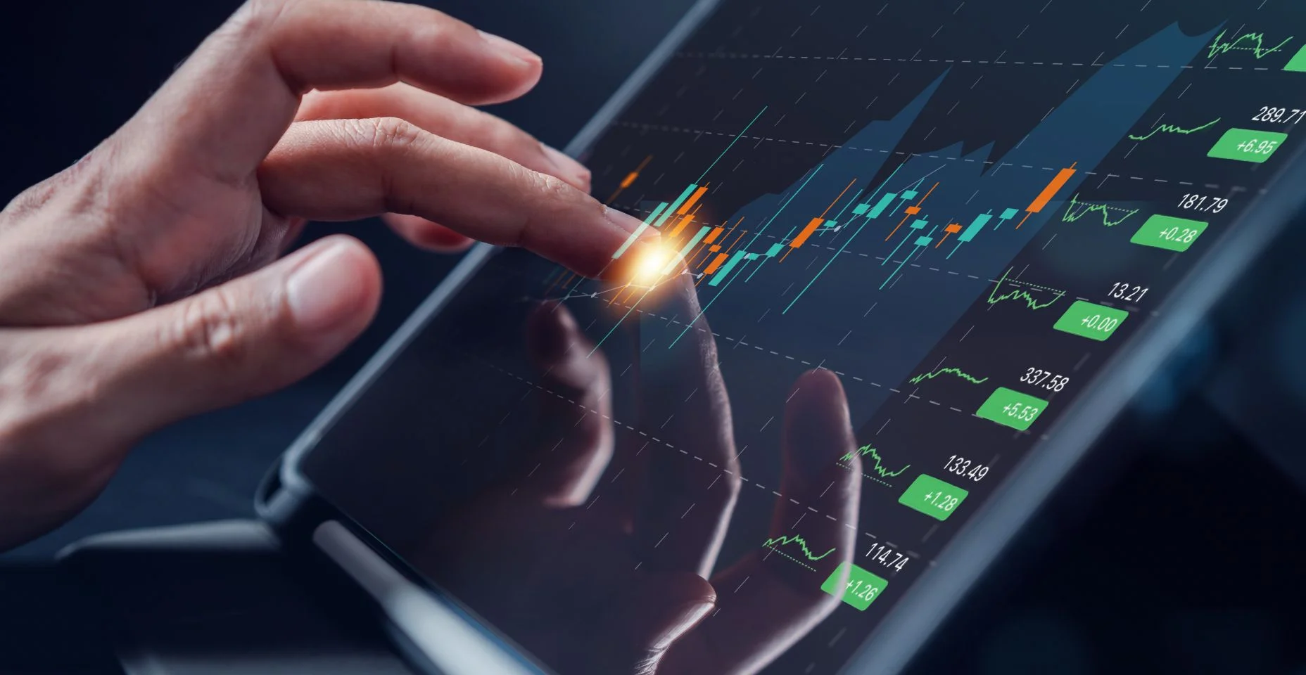 Planejamento e estratégia de investidores, mercado de ações, empresários que trabalham com gráfico técnico de preços e indicador, gráfico de velas e tablet de negociação de ações tela conceito de crescimento de investimento financeiro.